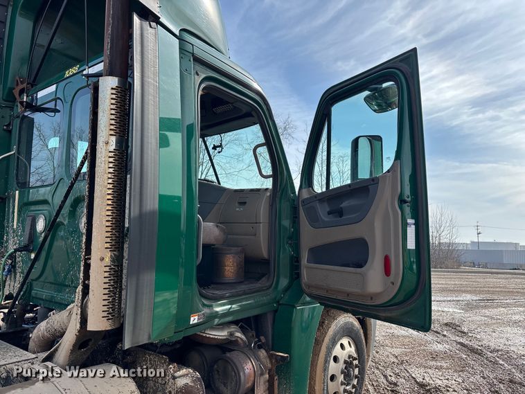 image for item YA2362 2017 Freightliner Cascadia 125 semi truck