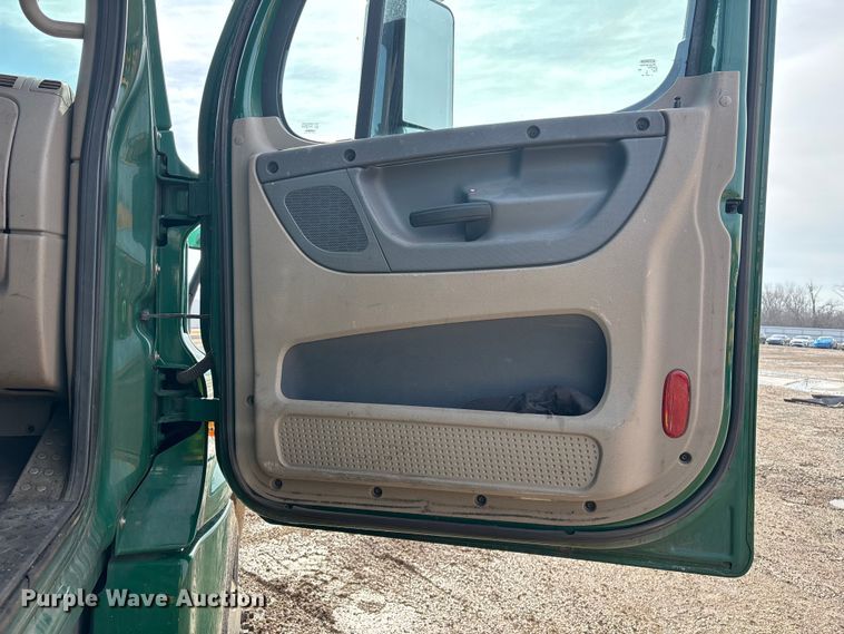 image for item YA2362 2017 Freightliner Cascadia 125 semi truck