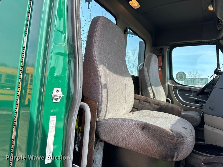 image for item YA2362 2017 Freightliner Cascadia 125 semi truck