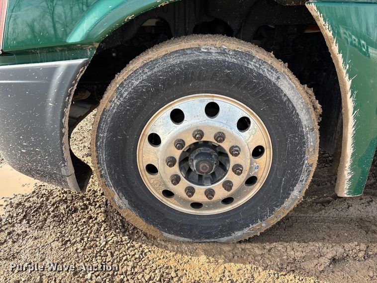 image for item YA2362 2017 Freightliner Cascadia 125 semi truck