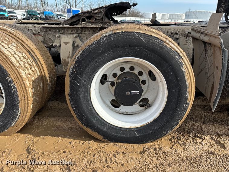 image for item YA2362 2017 Freightliner Cascadia 125 semi truck