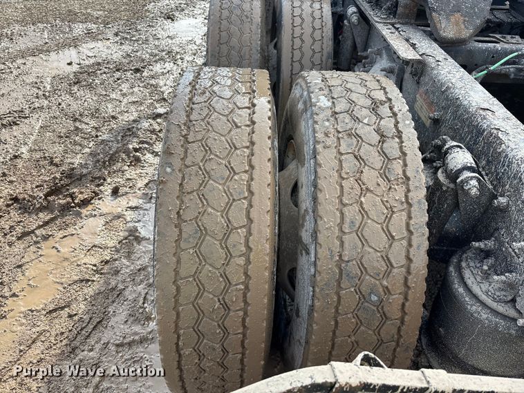 image for item YA2362 2017 Freightliner Cascadia 125 semi truck