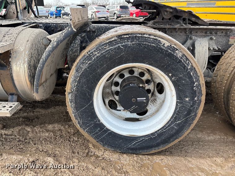 image for item YA2362 2017 Freightliner Cascadia 125 semi truck