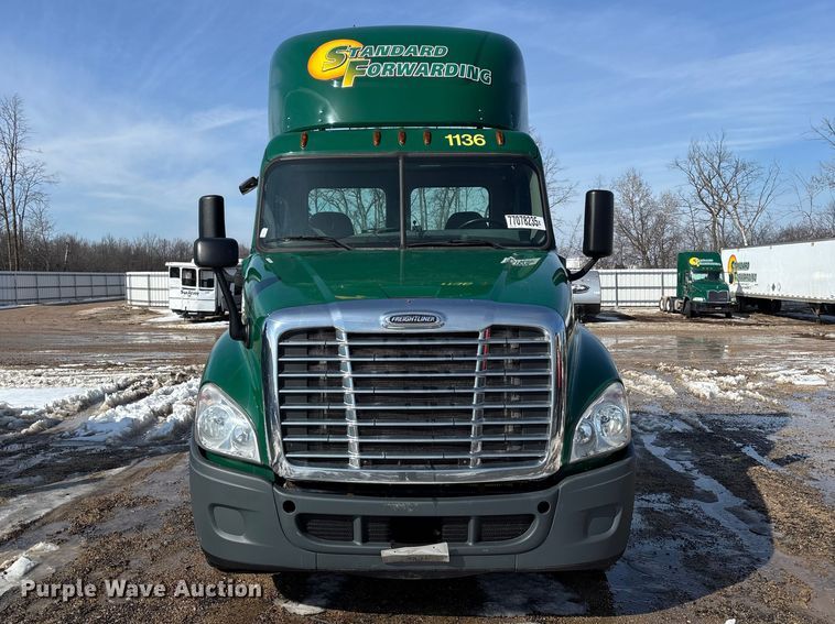 image for item YA2363 2017 Freightliner Cascadia 125 semi truck