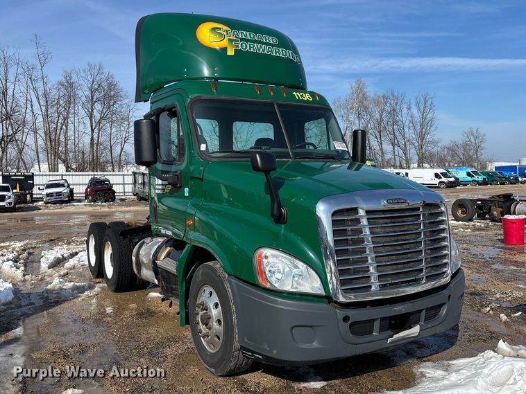 image for item YA2363 2017 Freightliner Cascadia 125 semi truck