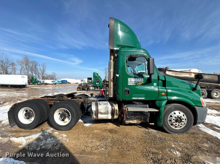 image for item YA2363 2017 Freightliner Cascadia 125 semi truck