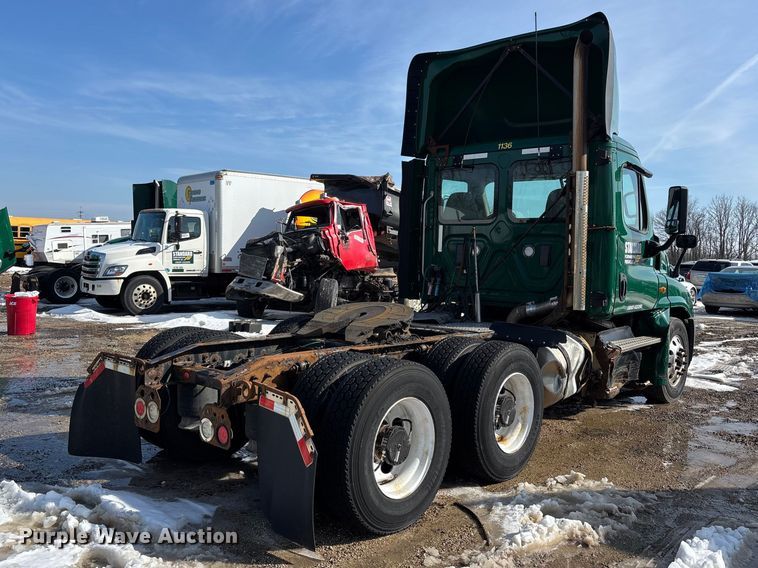 image for item YA2363 2017 Freightliner Cascadia 125 semi truck