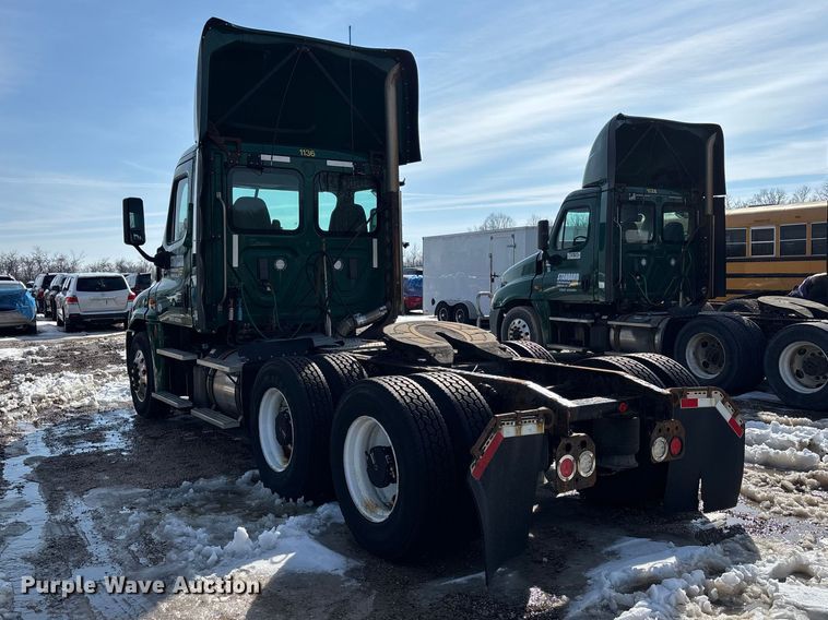 image for item YA2363 2017 Freightliner Cascadia 125 semi truck