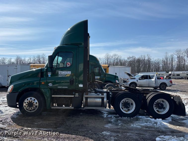 image for item YA2363 2017 Freightliner Cascadia 125 semi truck