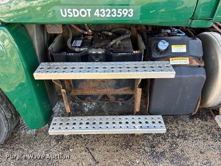 image for item YA2363 2017 Freightliner Cascadia 125 semi truck