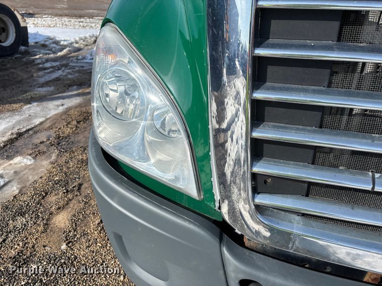 image for item YA2363 2017 Freightliner Cascadia 125 semi truck