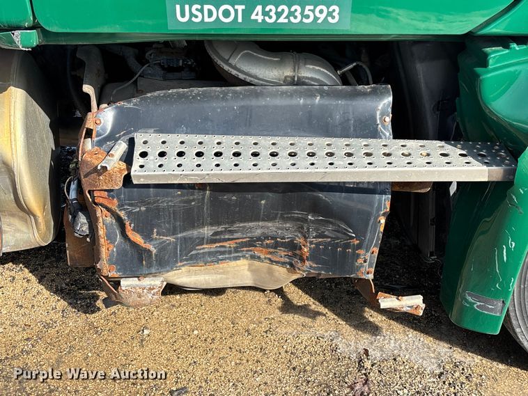 image for item YA2363 2017 Freightliner Cascadia 125 semi truck