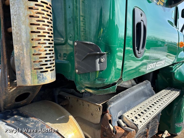 image for item YA2363 2017 Freightliner Cascadia 125 semi truck