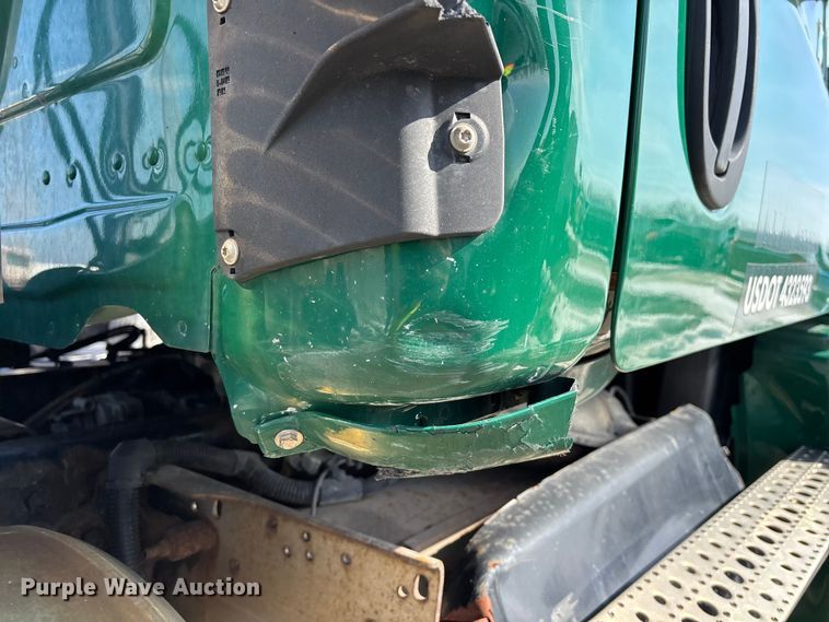 image for item YA2363 2017 Freightliner Cascadia 125 semi truck