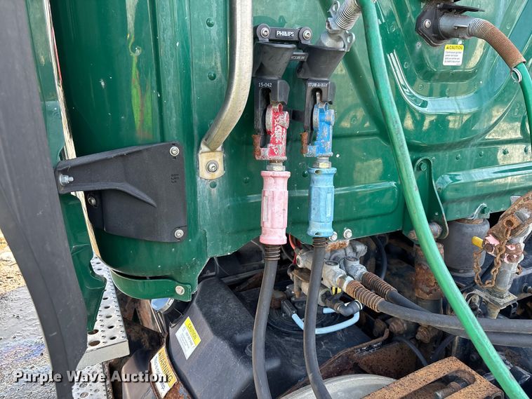 image for item YA2363 2017 Freightliner Cascadia 125 semi truck