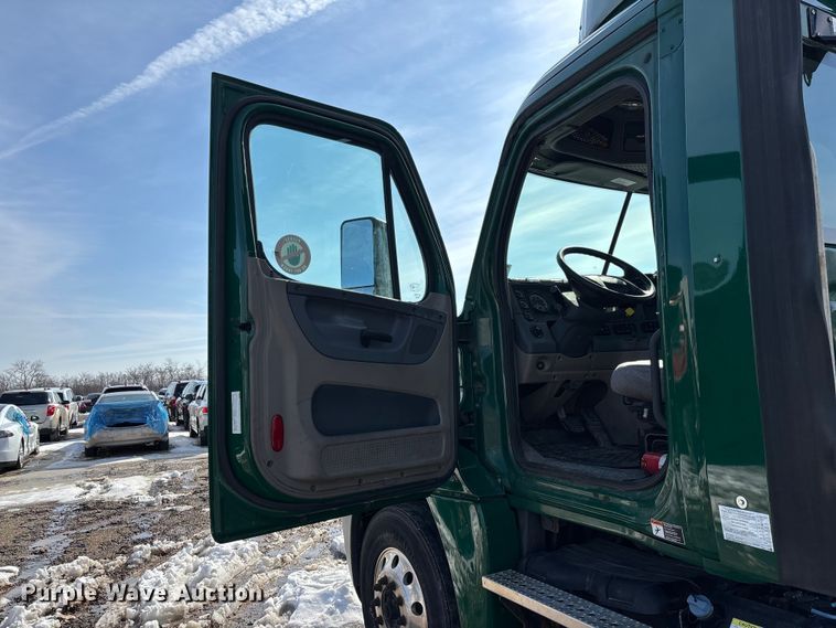 image for item YA2363 2017 Freightliner Cascadia 125 semi truck