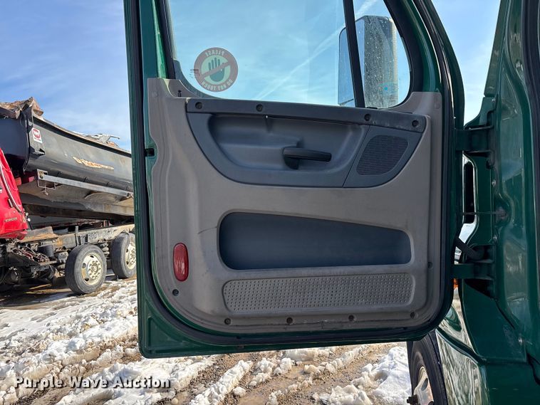 image for item YA2363 2017 Freightliner Cascadia 125 semi truck