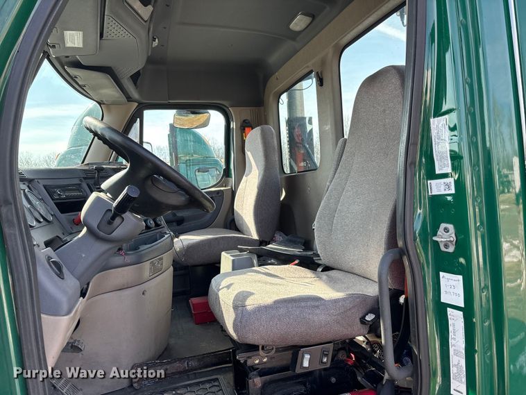 image for item YA2363 2017 Freightliner Cascadia 125 semi truck