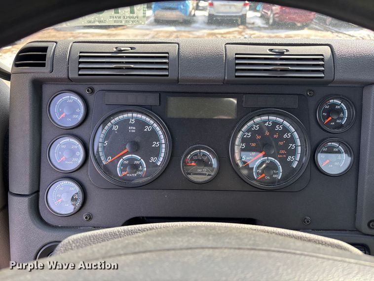 image for item YA2363 2017 Freightliner Cascadia 125 semi truck