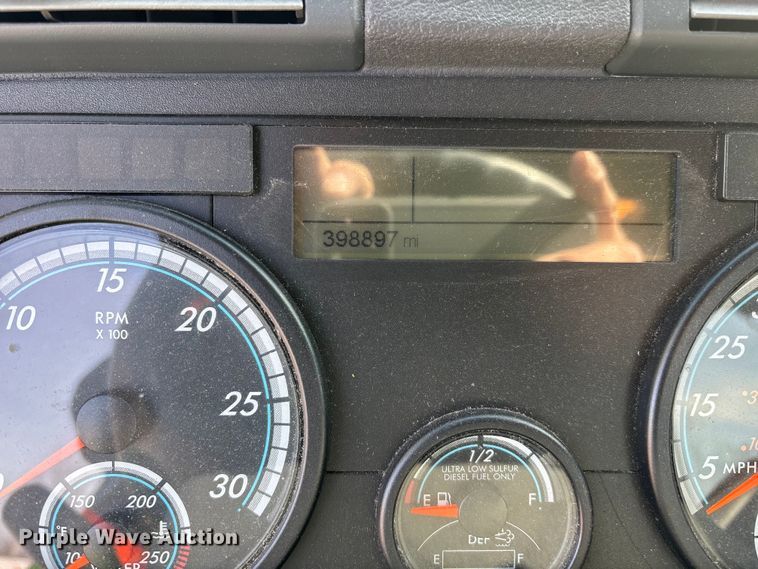 image for item YA2363 2017 Freightliner Cascadia 125 semi truck