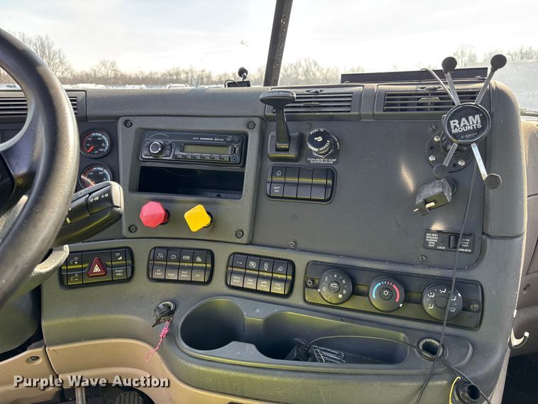 image for item YA2363 2017 Freightliner Cascadia 125 semi truck