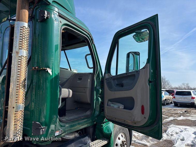 image for item YA2363 2017 Freightliner Cascadia 125 semi truck