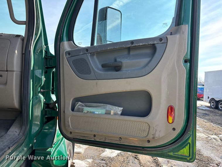 image for item YA2363 2017 Freightliner Cascadia 125 semi truck