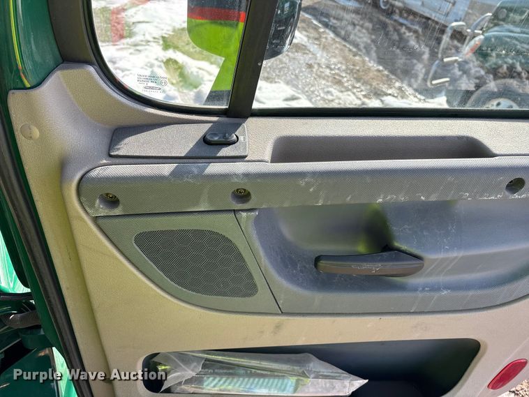 image for item YA2363 2017 Freightliner Cascadia 125 semi truck