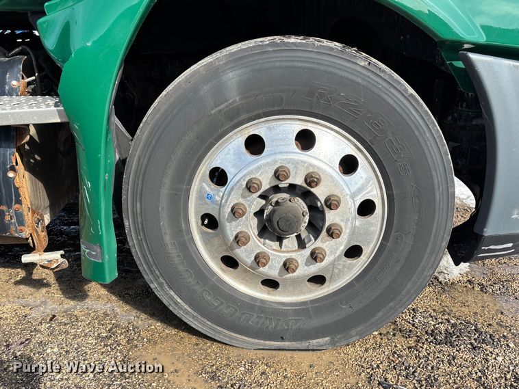 image for item YA2363 2017 Freightliner Cascadia 125 semi truck