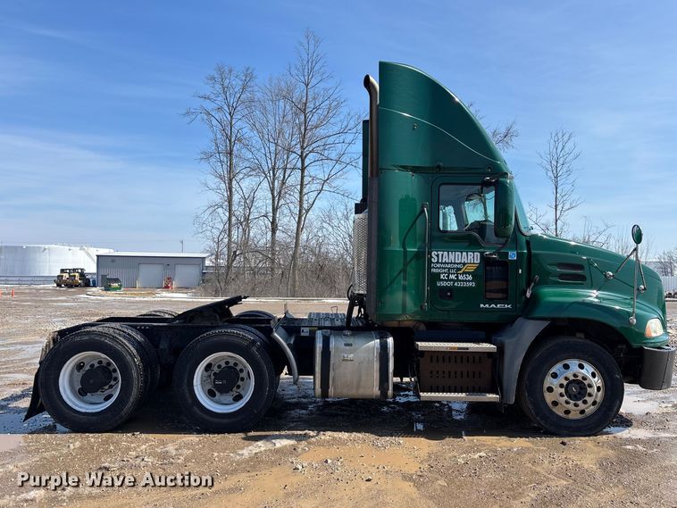 image for item YA2365 2016 Mack CXU613 semi truck