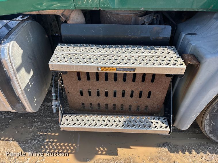 image for item YA2365 2016 Mack CXU613 semi truck