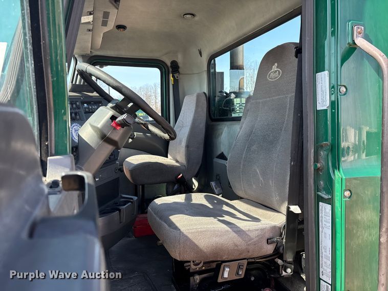 image for item YA2365 2016 Mack CXU613 semi truck