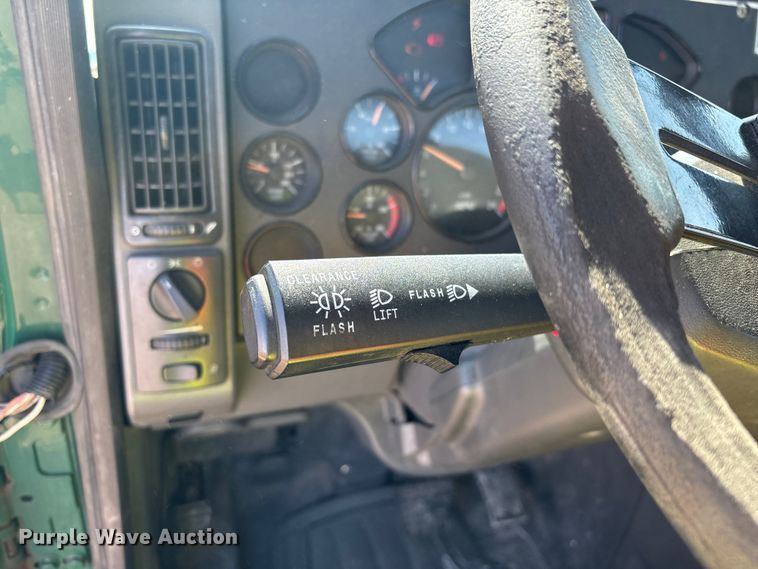 image for item YA2365 2016 Mack CXU613 semi truck