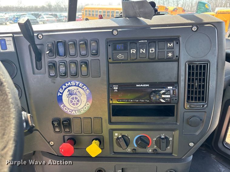 image for item YA2365 2016 Mack CXU613 semi truck