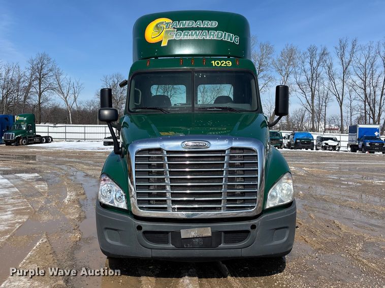 image for item YA2366 2017 Freightliner Cascadia 125 semi truck