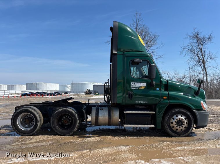 image for item YA2366 2017 Freightliner Cascadia 125 semi truck