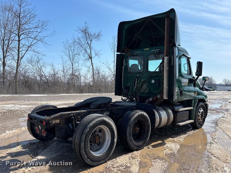 image for item YA2366 2017 Freightliner Cascadia 125 semi truck