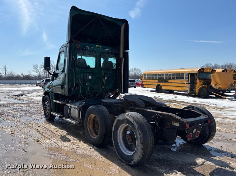 image for item YA2366 2017 Freightliner Cascadia 125 semi truck