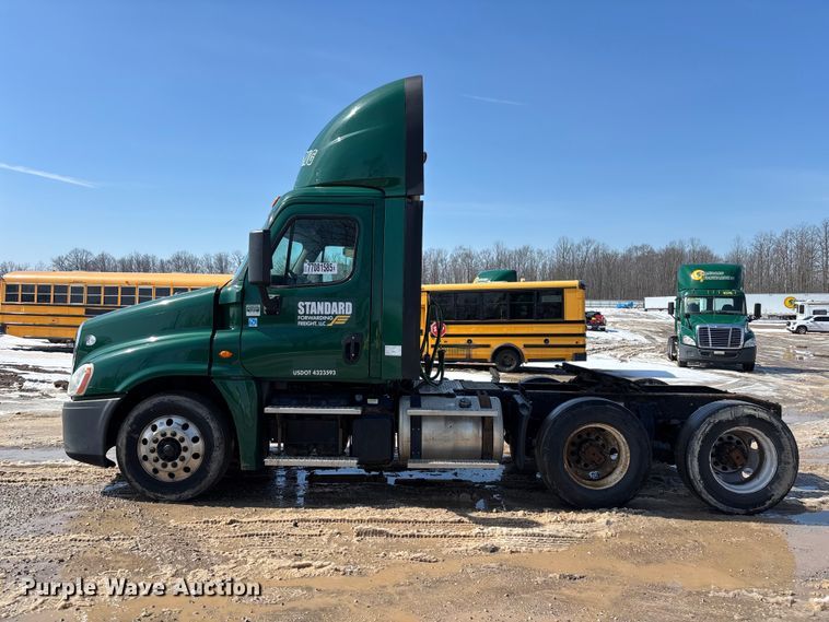 image for item YA2366 2017 Freightliner Cascadia 125 semi truck