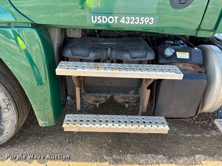 image for item YA2366 2017 Freightliner Cascadia 125 semi truck