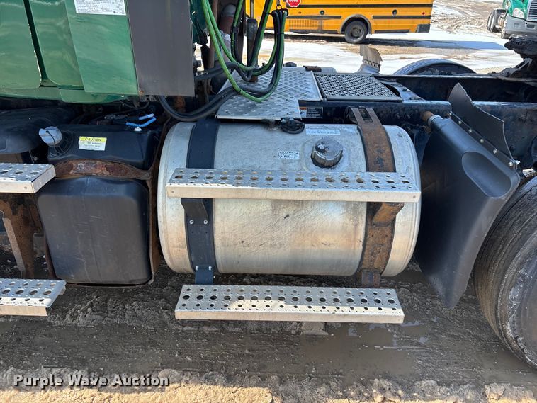 image for item YA2366 2017 Freightliner Cascadia 125 semi truck