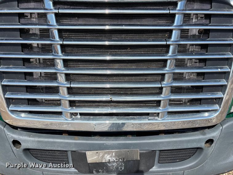 image for item YA2366 2017 Freightliner Cascadia 125 semi truck