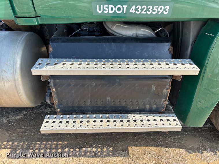 image for item YA2366 2017 Freightliner Cascadia 125 semi truck