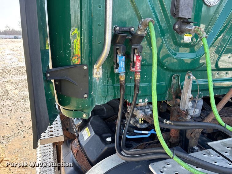 image for item YA2366 2017 Freightliner Cascadia 125 semi truck