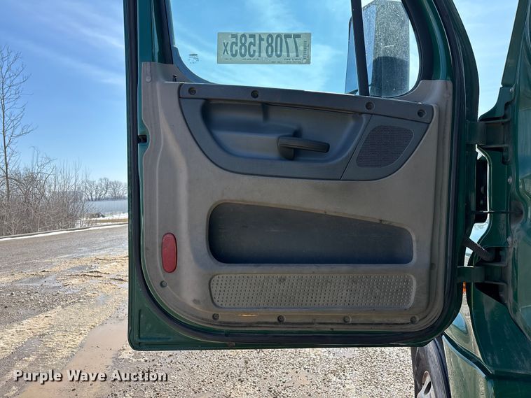 image for item YA2366 2017 Freightliner Cascadia 125 semi truck