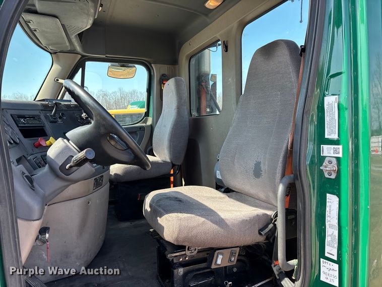 image for item YA2366 2017 Freightliner Cascadia 125 semi truck