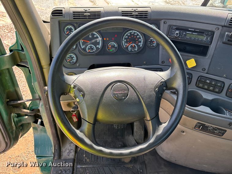 image for item YA2366 2017 Freightliner Cascadia 125 semi truck