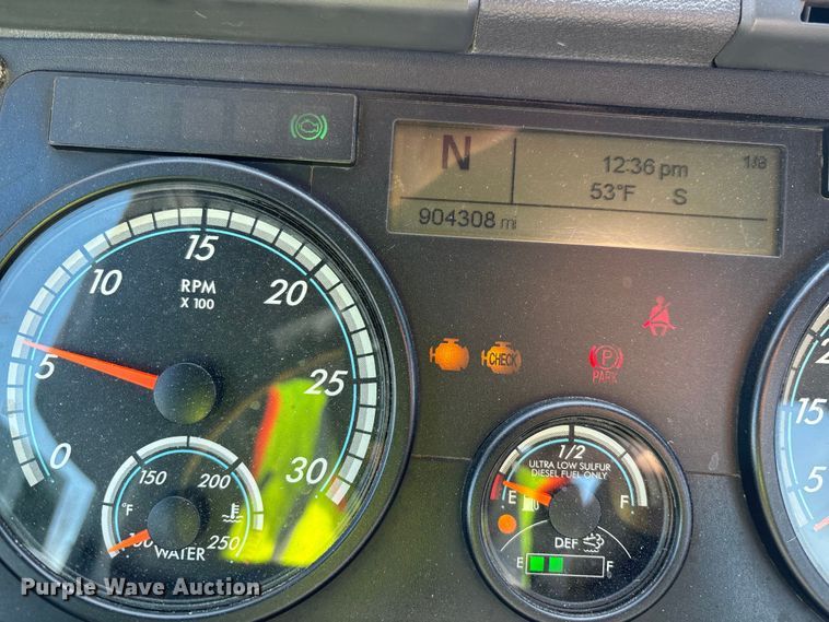 image for item YA2366 2017 Freightliner Cascadia 125 semi truck