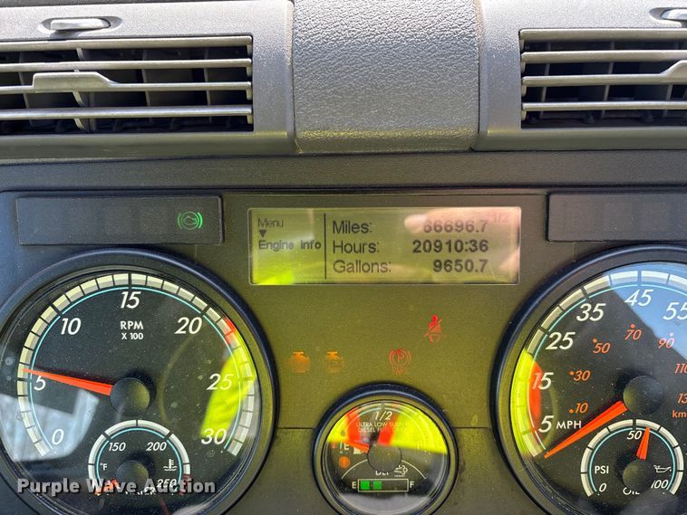 image for item YA2366 2017 Freightliner Cascadia 125 semi truck