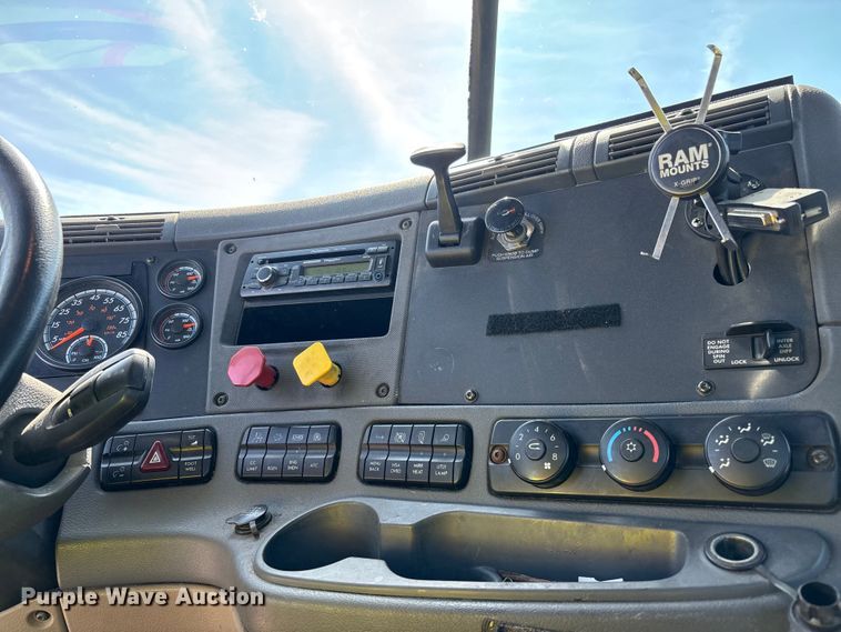 image for item YA2366 2017 Freightliner Cascadia 125 semi truck